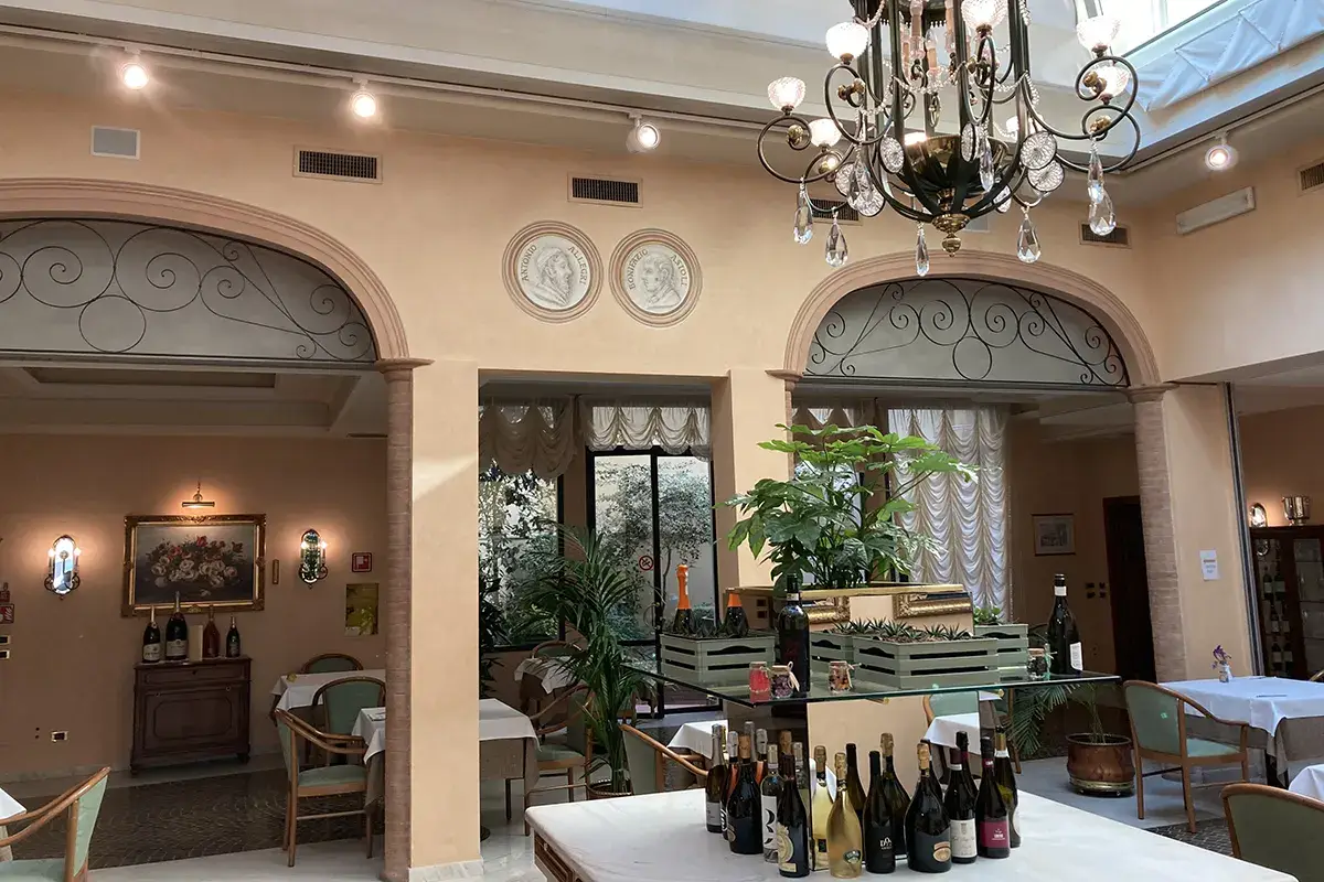 Una sala dello storico hotel Correggio, il Medaglioni passa a Phi Hotels. La cucina tradizionale come punto di forza